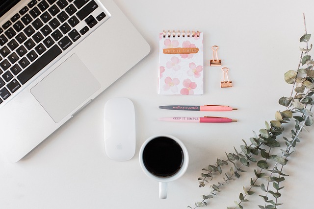 Een laptop met een blogpost over thuiswerken